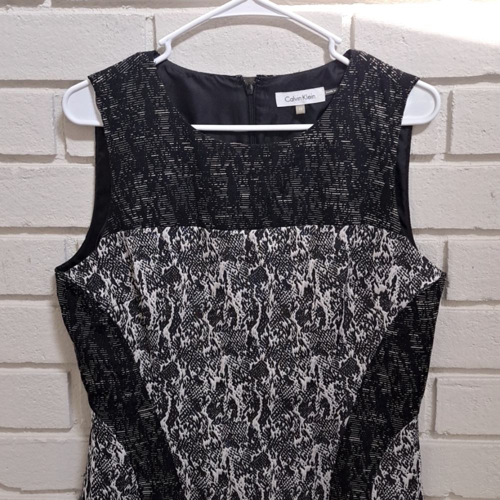 Calvin Klein Black/White Lined Business/Formal Sleeveless Dress. Size 10 - Picture 2 of 10
